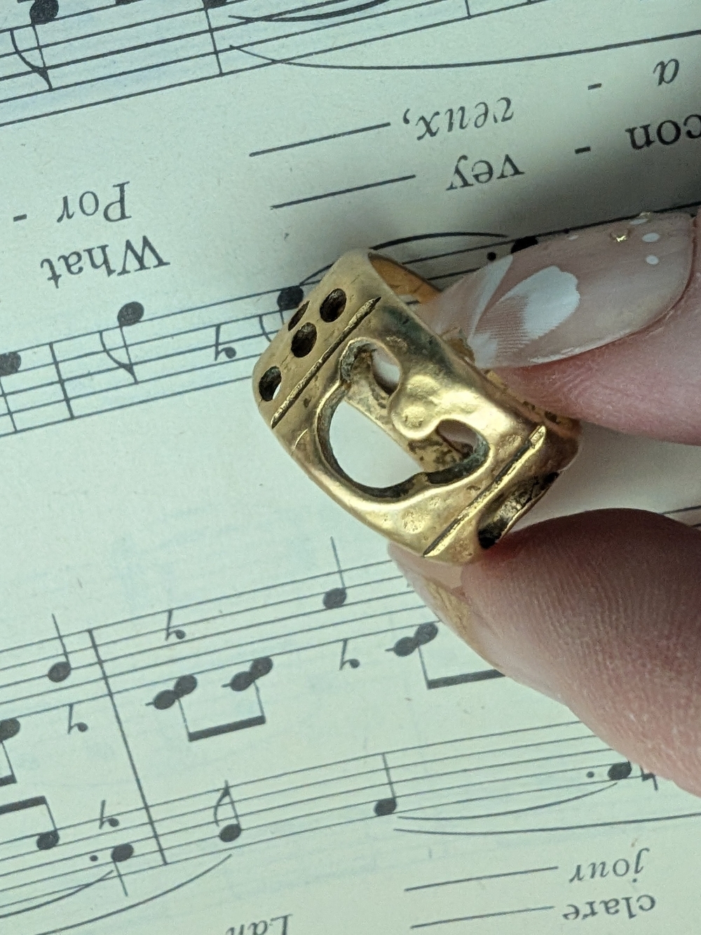 Gold Moon Cutout Band Ring - Goldtone Women's Jewelry Size 6 - Picture 12 of 15